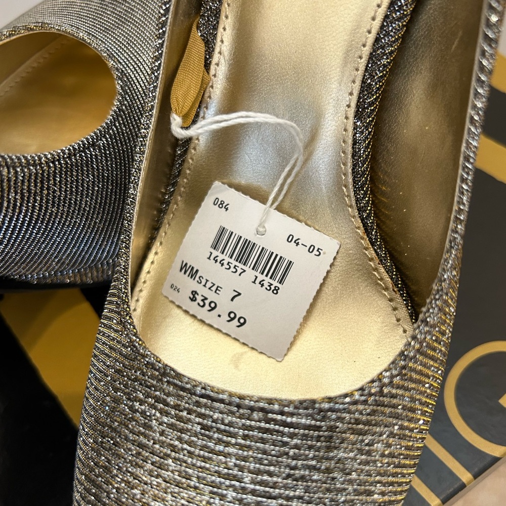 ✨HP✨ Fabulous Silver/Gold Shimmer Heels - Size 7 - Picture 8 of 11